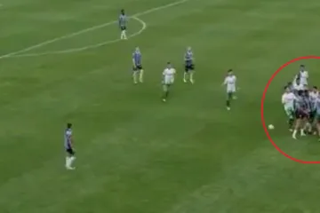 Legenda se potukla s klincem usred utakmice; Ovo upravo obilazi svijet; 'Ostao je isti'