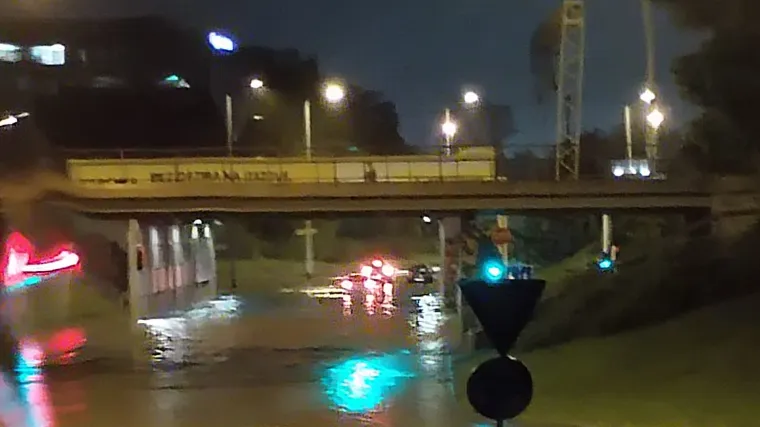 Kiša poplavila Zagreb: Stablo palo na pješaka, podvožnjak u Škorpikovoj bio pod vodom