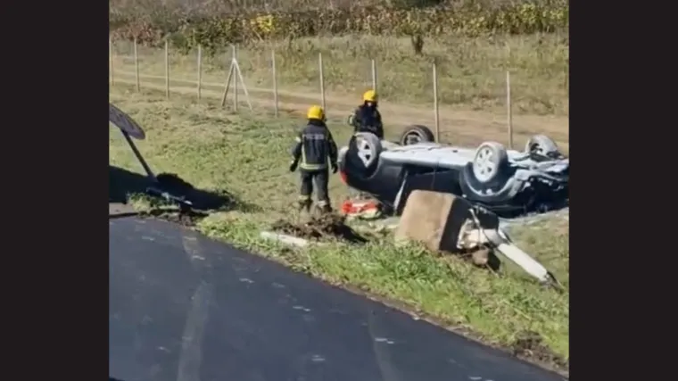 Auto sletio u jarak i zavr&scaron;io na krovu. Ozlijeđene tri djevojke