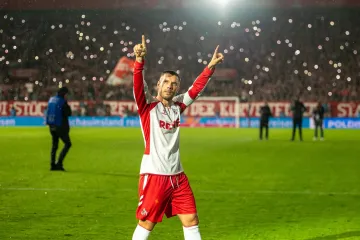 Sve puno bengalki, nogometnih zvijezda i suza: Legendarni Podolski oprostio se od nogometa