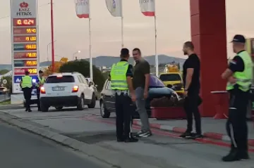 Krvavi obračun na benzinskoj: Mladić puškom krenuo na trojicu, oni ga isjekli sjekirom