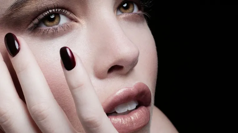 Manikura u boji šljive opet je omiljena - izgleda uistinu elegantno