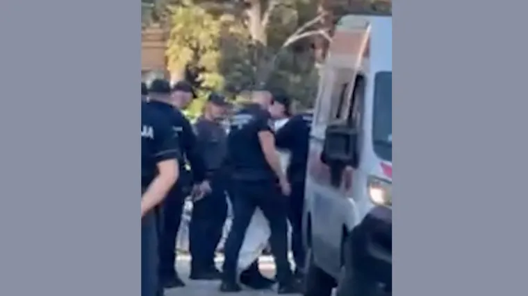 Pi&scaron;toljem ustrijelio ženu i sina. Pogledajte kako ga je policija uhitila