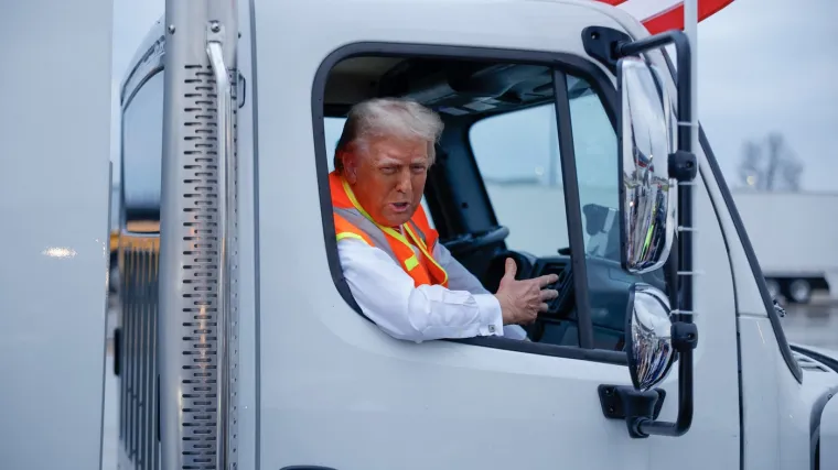 Trump obukao narančasti prsluk pa se popeo u smetlarski kamion: 'Kako vam se sviđa?