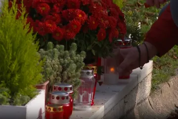 Građani i danas obilaze groblja i pale svijeće. 'Lakše mi je danas biti ovdje i zbog gužve'