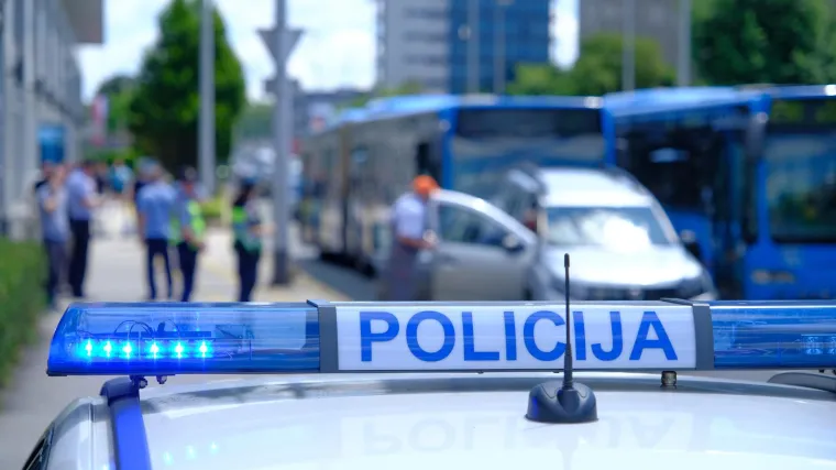 Motociklist (20) iz BiH pro&scaron;ao kroz crveno i udario Crnogorca (51) koji je naletio na ženu (70)