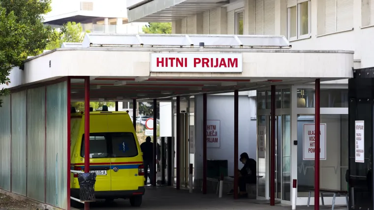 Te&scaron;ka nesreća u Splitu: U sudaru dva automobila dvije osobe ozlijeđene