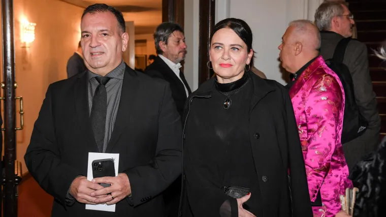 Bero&scaron; je ženu &scaron;armirao cvijetom: U braku su 24 godine, sve je počelo u bolnici