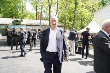 Gostuje po emisijama, piše knjige, živi život. Zašto se Srbija nije odrekla ratnog zločinca Šljivančanina?