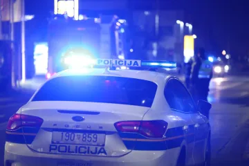 Teška nesreća na Podravskoj magistrali! Ima ozlijeđenih, automobil završio na boku