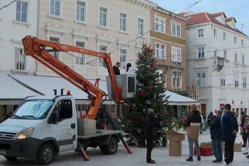 Blagdanska čarolija u Splitu: Peristil i Pjaca ukra&scaron;eni ukrasima &scaron;tičenika Centra Juraj Bonači