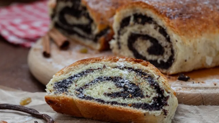 Peče se naveliko. Imamo recept za domaću makovnjaču koju kao da je baka radila