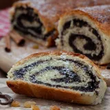 Peče se naveliko. Imamo recept za domaću makovnjaču koju kao da je baka radila