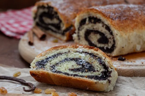 Peče se naveliko. Imamo recept za domaću makovnjaču koju kao da je baka radila