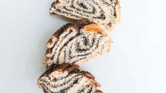 Peče se naveliko. Imamo recept za domaću makovnjaču koju kao da je baka radila