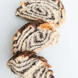 Peče se naveliko. Imamo recept za domaću makovnjaču koju kao da je baka radila