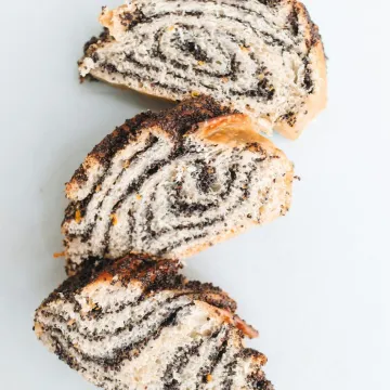 Peče se naveliko. Imamo recept za domaću makovnjaču koju kao da je baka radila