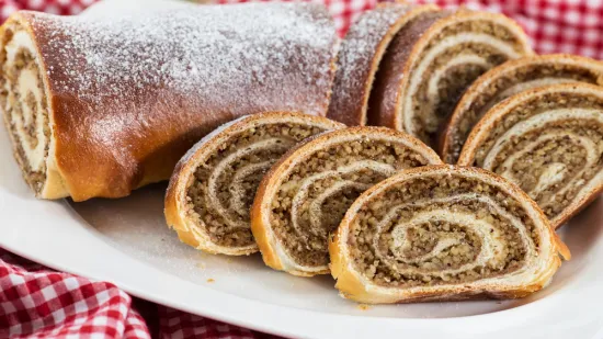 Tko može odoljeti pravoj domaćoj orahnjači? Ispecite je prema receptu naših baka