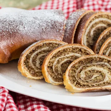 Tko može odoljeti pravoj domaćoj orahnjači? Ispecite je prema receptu naših baka