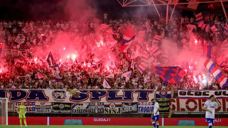 Neobičan trenutak na Poljudu: Torcida objesila tenisice, evo &scaron;to se krije iza toga