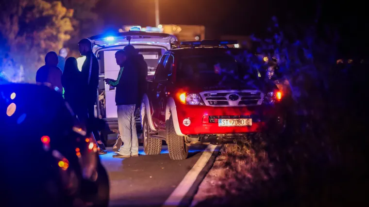 Auto s dvoje ljudi se zabio u stup i zapalio: Građani izvlačili čovjeka iz buktinje