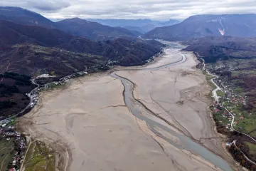 Jablaničko jezero potpuno presušilo, prizor je nadrealan