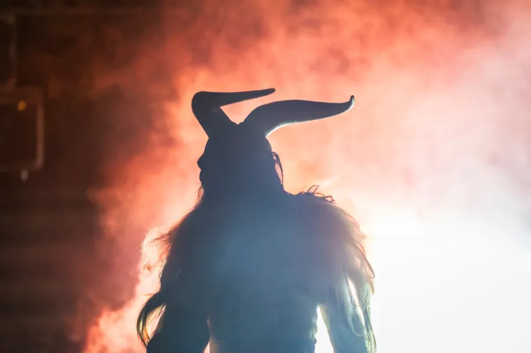 Tko je sveti Nikola, za&scaron;to darove ostavlja u čizmicama i odakle s njim ružni Krampus?