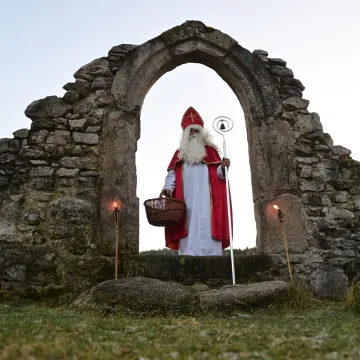 Tko je sveti Nikola, zašto darove ostavlja u čizmicama i odakle s njim ružni Krampus?