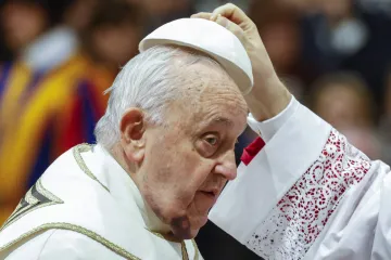 Pao dok je ustajao iz kreveta? Papa Franjo vodio misu za kardinale s licem punim modrica
