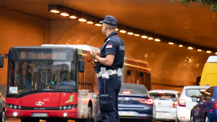 Horor u autobusu: Otac i sin slomili glavu i rebra te&scaron;ko bolesnom mu&scaron;karcu