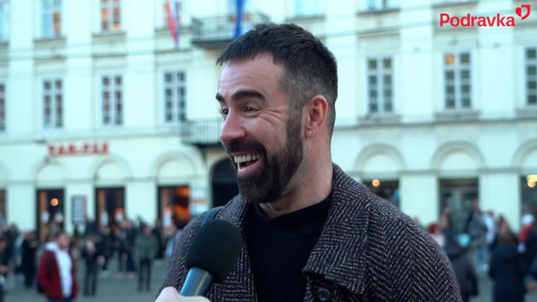 Influencer Svenky u potrazi za istinom: je li topli sendvič uopće sendvič bez kiselih krastavaca?