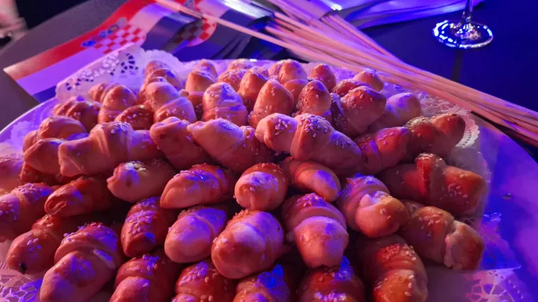 Mini kiflice i pivo za goste: Opu&scaron;tena atmosfera u Milanovićevom stožeru