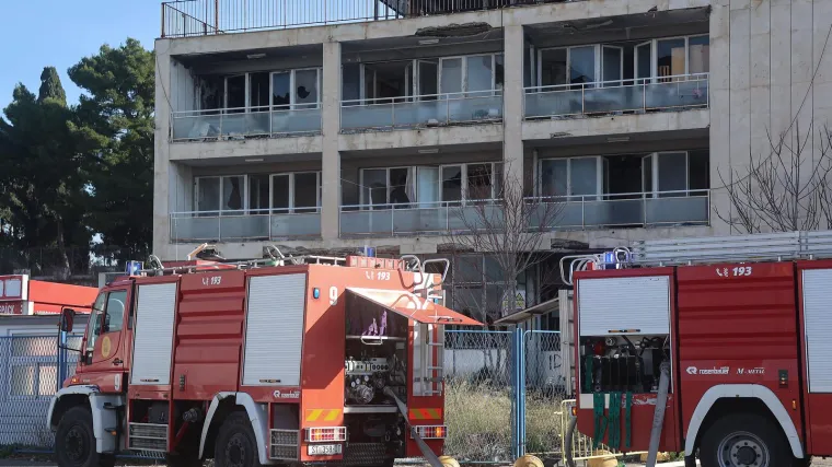 Drama u splitskoj luci: Ponovno izbio požar planula u biv&scaron;oj napu&scaron;tenoj zgradi Dalmacijavina