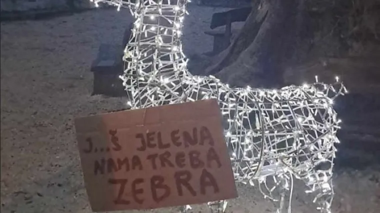 Kreativni Trstenjani na blagdanski ukras okačili poruku: 'J***š jelena...'