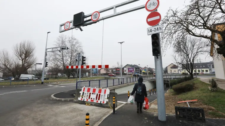 Ljudi pripazite! Ovo je podvožnjak u kojemu će se smjer prometa mijenjati ovisno o dobu dana