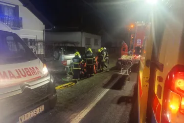 Izletio s ceste i završio na krovu: Dramatične fotografije izvlačenja