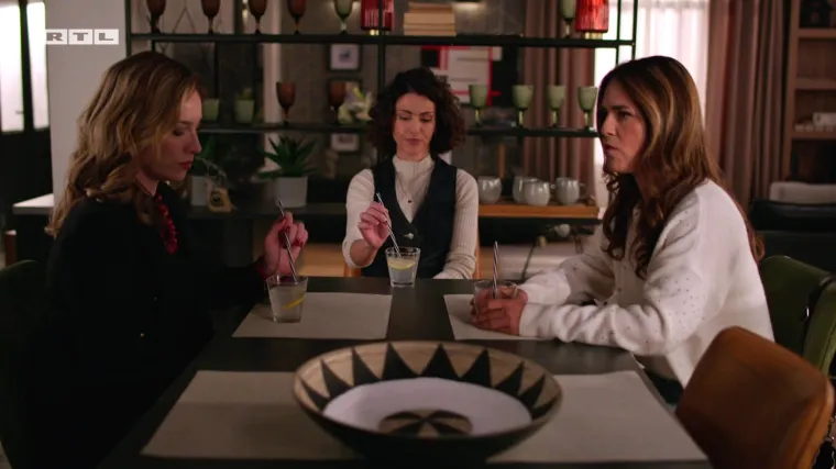 Tomo se i dalje odbija vratiti kući, a Paula i Ana kuju plan