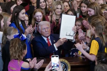 Trump okružen djecom potpisao uredbu protiv transrodnih osoba: 'Rat je gotov'