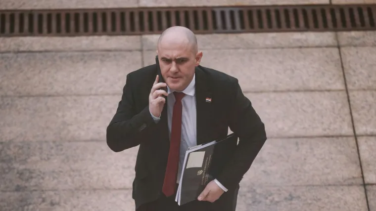 Dabrini misteriozni mobiteli: Za&scaron;to mu policija nije odmah oduzela i službeni?