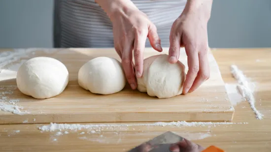 Kako napraviti tijesto za pizzu bez kvasca? Ovaj sastojak ima svaka kuhinja