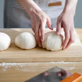 Kako napraviti tijesto za pizzu bez kvasca? Ovaj sastojak ima svaka kuhinja