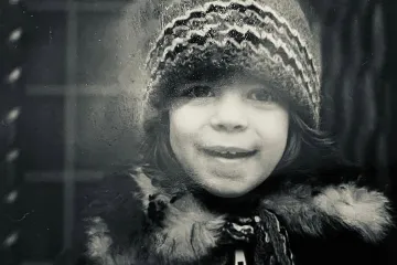 Pokušajte pogoditi tko je djevojčica na fotografiji: Slavna glumica danas slavi rođendan