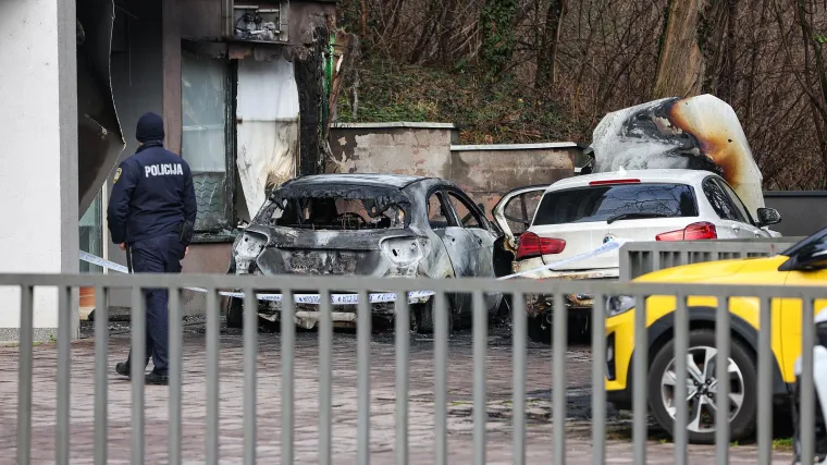 Buktinja na zagrebačkom Črnomercu: Usred noći izgorjela dva automobila i dio zgrade