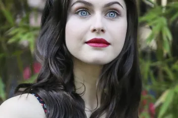 Njezine nestvarno plave oči osvojile su muškarce diljem svijeta: Usporedili je s Megan Fox