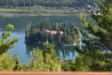 Bajkoviti otok u srcu Krke: Hrvatski dragulj od kojeg zastaje dah