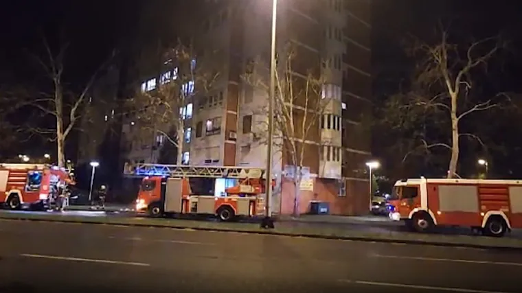 Dramatične snimke iz zagrebačkih Dugava: Zapalio se stan? Vatrogasci u akciji