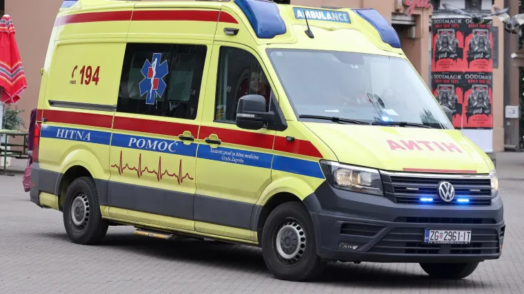 Mu&scaron;karac pao i glavom zapeo u ogradi stubi&scaron;ta: Pazite kako su ga spasili