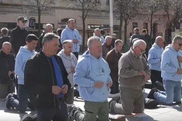 Katolički muževi kleknuli i ove subote diljem zemlje, ali dočekali su ih i prosvjednici