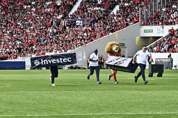 Padobranac se zabio u krov stadiona: Ljudi bježali s tribine dok je visio iznad njih i očajnički se držao za tkaninu