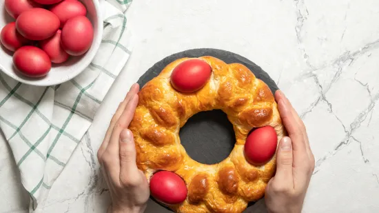 Napravite uskrsnu pletenicu s jajem, tradicionalna pogača kao ukras za blagdanski stol
